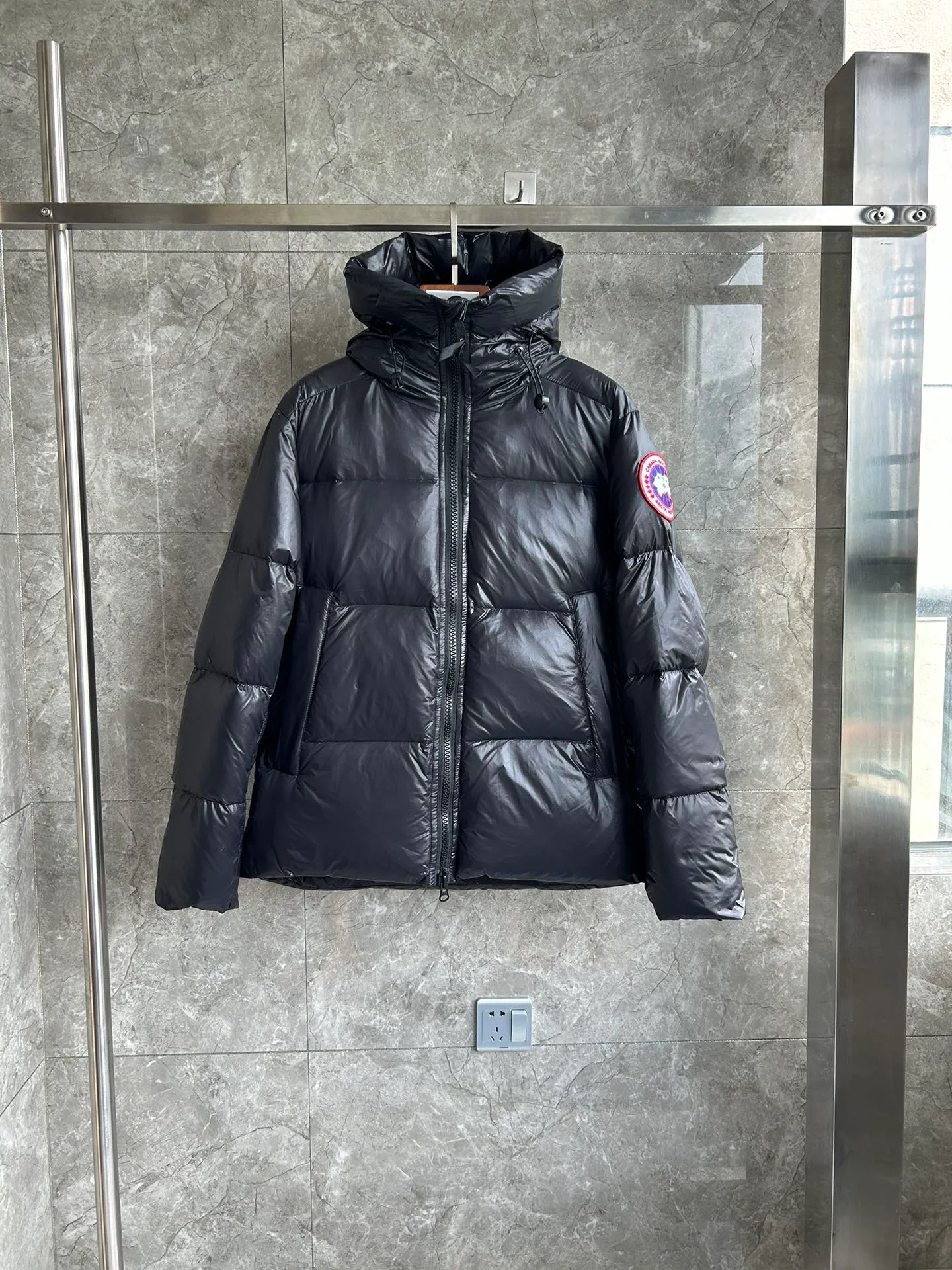 P820 ​​Black Red Label Style No.: Y111 𝘾𝘼𝙉𝘼𝘿𝘼 𝙂𝙊𝙊𝙎𝙀/Canada Goose 2023 Limited New Crofton Puff Down Jacket Pure Guangzhou Inspection 80 White Duck Down Filling‼  Top version, ceiling level‼ Crofton soft bread, the latest style in 2023, has a cold protection effect of up to level 4. It is made of recycled Feather-Light tear-resistant fabric. It is ultra-light and has no weight on the upper body at all! The unique black label highlights your temperament‼  Canada Goose, a Canadian brand, has always been recognized as the warmest down jacket. Various Instagram celebrities, Internet celebrities, and celebrities often wear it for street photos. I do Canada Goose every year, but I still can’t get rid of my love for geese. No matter how cold the winter is, there is no need to be afraid, because there are geese! Filled with 80% white duck down, Canada Goose is the legendary warmest down jacket and is known as a must-have for Arctic outdoor sports! The most popular down jacket in the world, celebrities are rushing to buy it, it is a must-have! Same style for men and women Size: S~XXL